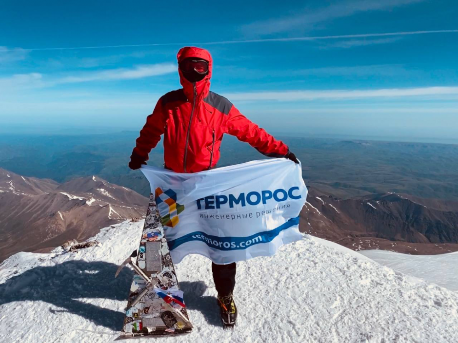 Флаг компании «Терморос» на горной вершине